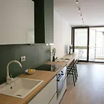 דירה Elegant Living In The Heart Of טיראנה