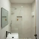 Elegant Living In The Heart Of דירה טיראנה