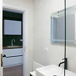 Elegant Living In The Heart Of דירה