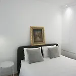 Elegant Living In The Heart Of דירה *