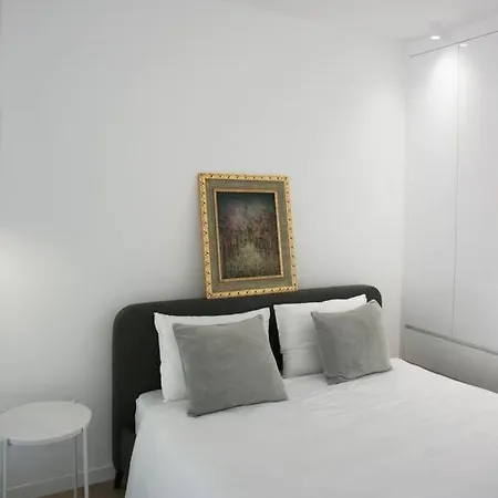 Elegant Living In The Heart Of Apartment *