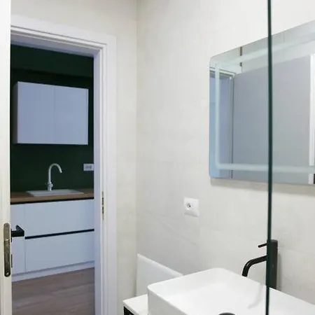 Elegant Living In The Heart Of Апартаменты
