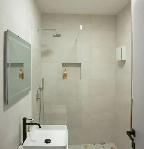 Elegant Living In The Heart Of Appartamento Tirana